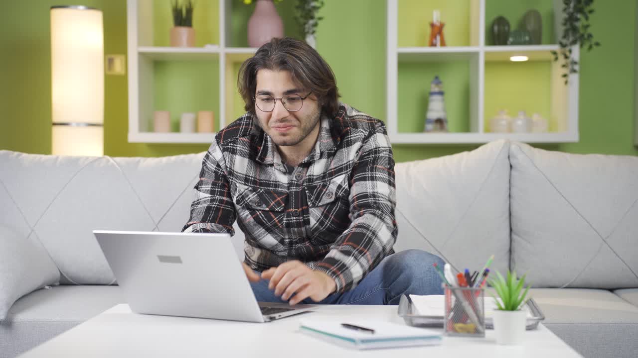 un joven freelance de éxito.