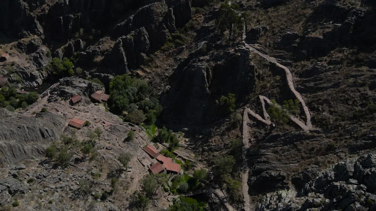Vecchio villaggio rurale e castello su sperone roccioso, Penha Garcia in Portogallo