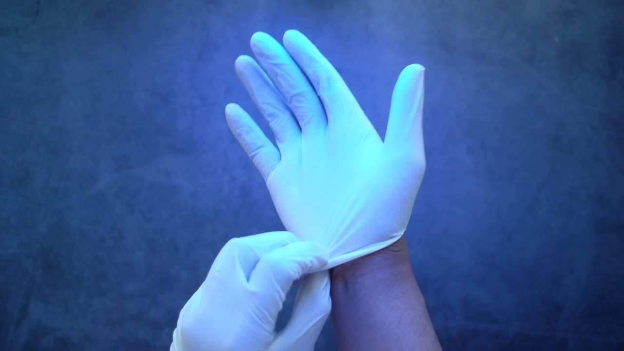 ponerse guantes médicos