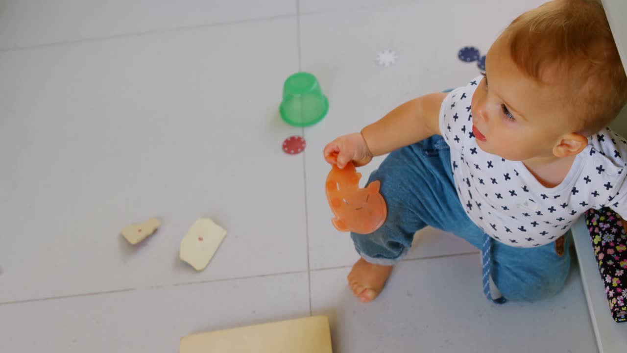 bebé jugando en casa 4k