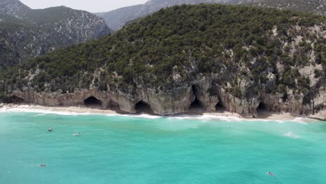 Küste-Und-Höhlen-Von-Cala-Luna-Mit-Türkisfarbenem-Meer-Am-Golf-Von-Orosei-In-Sardinien,-Italien