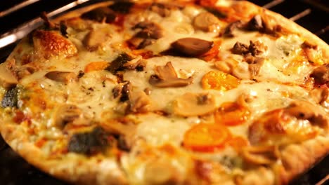 close up de pizza congelada siendo cocinada en el horno
