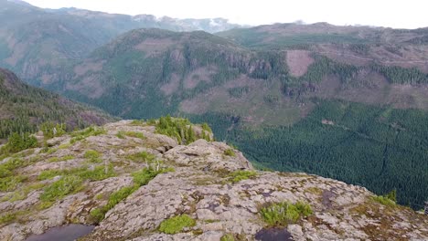 lagos cumbre en las montañas de la isla de vancouver, canto de minnas