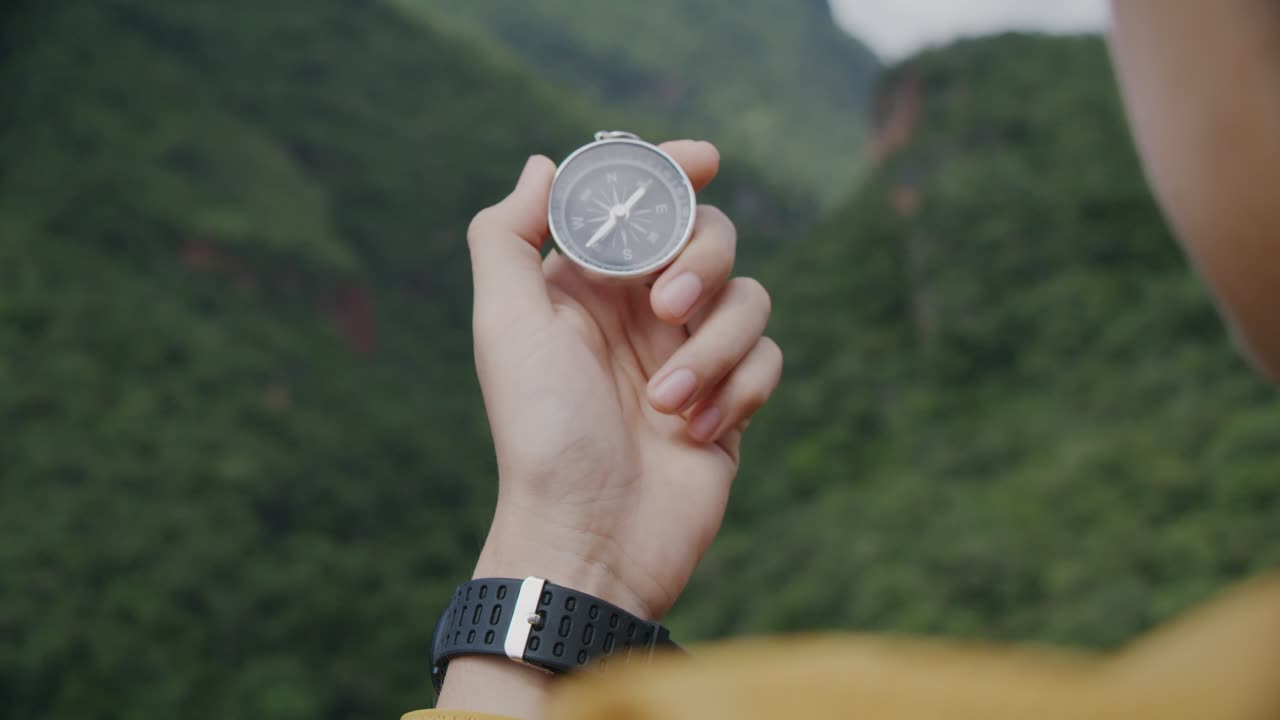 la brújula en las manos del viajero.