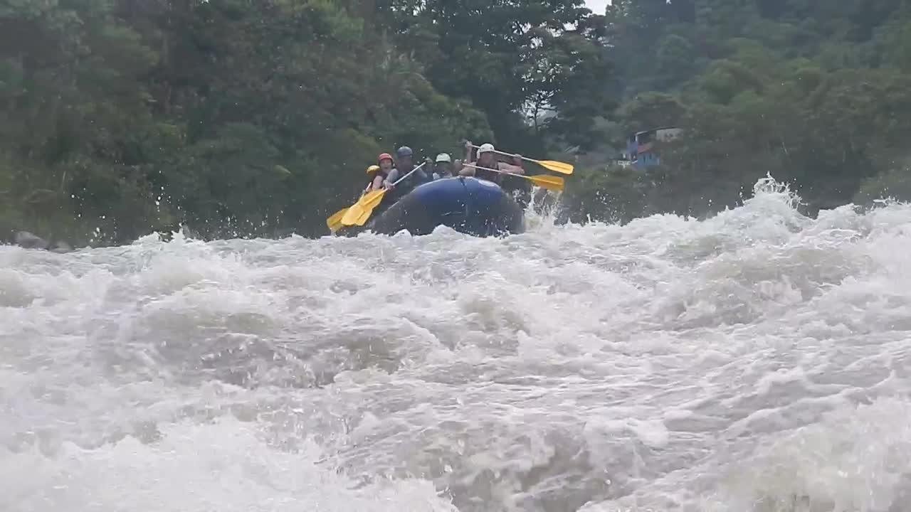 Turistit koskenlaskemassa Bañosissa, Ecuadorissa.