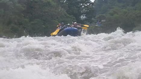 Tourists-rafting-in-Baños,-Ecuador