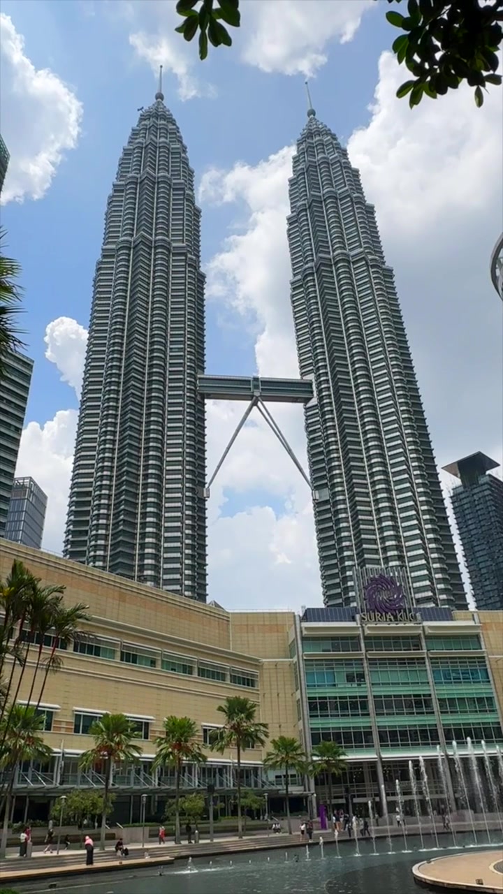 Torres Gemelas Petronas y la Fuente Suria KLCC en Kuala Lumpur