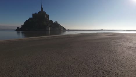 FPV-Anflug-Auf-Den-Mont-Saint-Michel-Vom-Strand-Aus-Gesehen