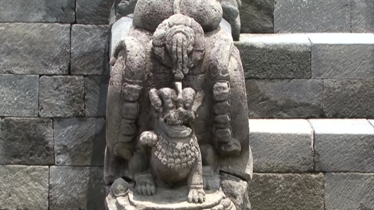 Panoramica lenta su una statua al Tempio di Borobudur, Sito Patrimonio dell'Umanità UNESCO, Giava Centrale, Indonesia, Tempio Buddhista.