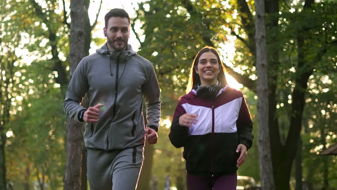 Una pareja corriendo en el parque.