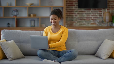 mujer trabajando en una computadora portátil en casa