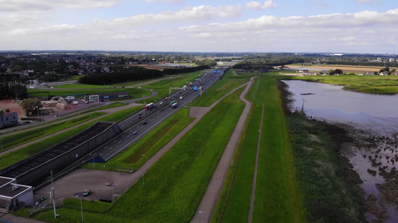 헨드릭-이도-암바흐트에서 양방향으로 교통이 움직이는 15번 고속도로의 조감도