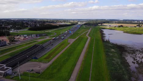 Luftaufnahme-Der-Autobahn-A15-Mit-Verkehr-In-Beide-Richtungen-In-Hendrik-Ido-Ambacht