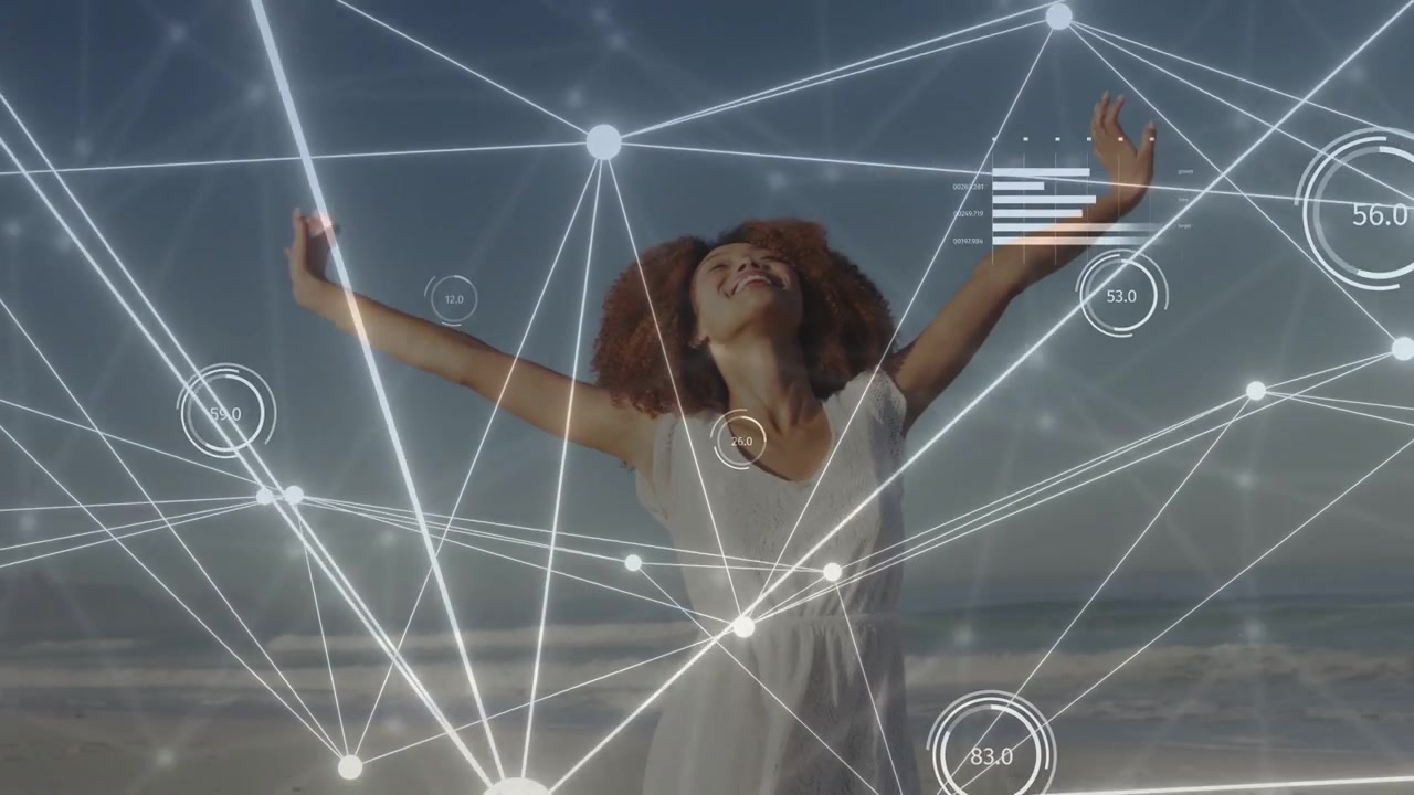 Mujer bajando y luego subiendo los brazos en la orilla, movimiento que inicia un HUD de red visualizando datos tecnológicos