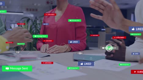 animación de barras de notificación, sección media de diversos compañeros de trabajo discutiendo y poniendo manos juntas