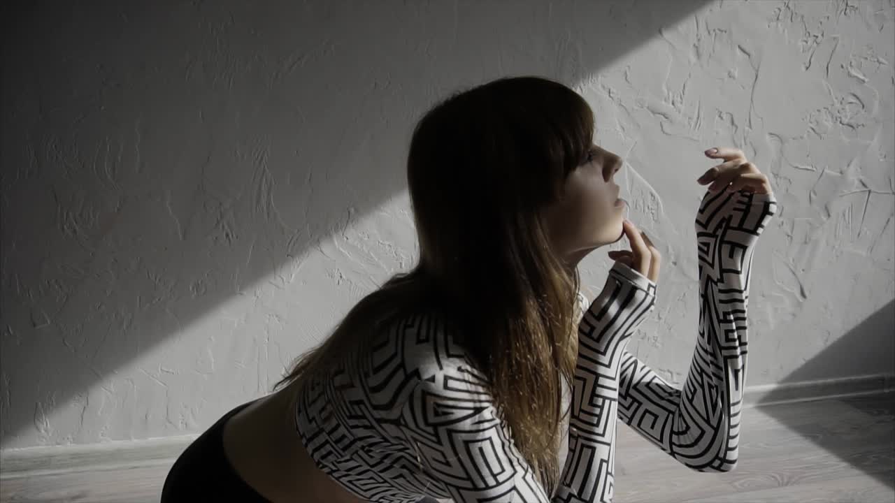 Mujer posando en estudio con top de patrón geométrico