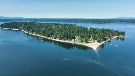 워싱턴의 푸게트 사운드 (puget sound) 에 있는 개인 공동체인 헤론 아일랜드 (heron island) 의 넓은 공중 풍경