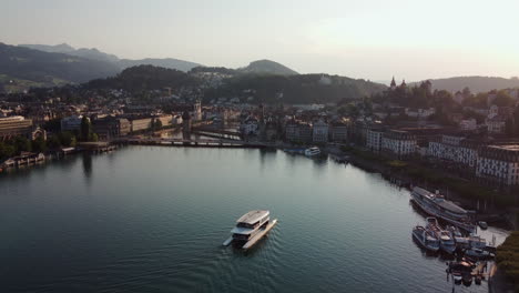 Vista-De-Drones-De-La-Ciudad-De-Lucerna-En-La-Orilla-Del-Lago