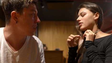 pareja en conversación