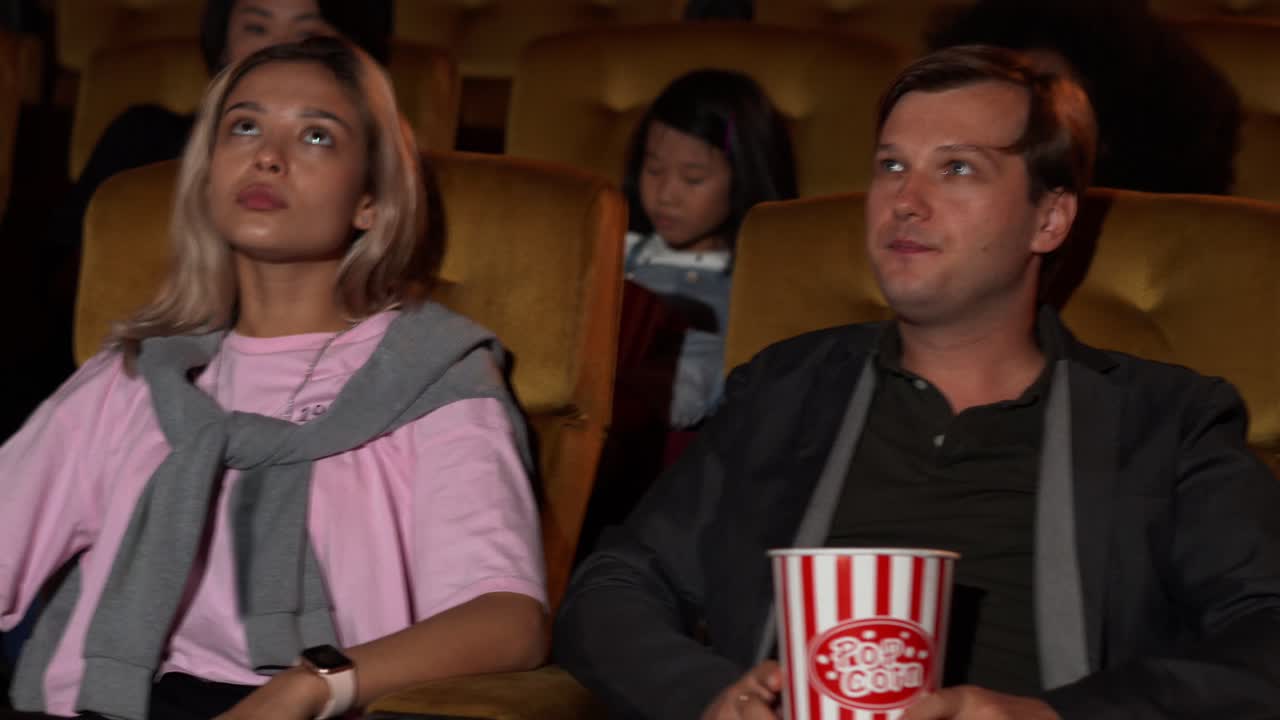 gente viendo películas en el cine.