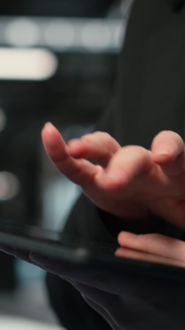 Video verticale. Primo piano di un tablet usato da un amministratore di data center per la diagnostica di supercomputer
