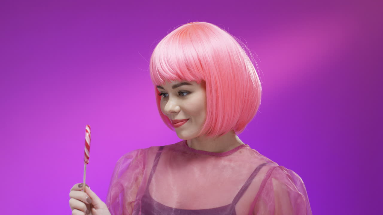 крупным планом красивая женщина в розовом парике