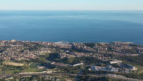 Vista-Aérea-Global-De-La-Ciudad-Mediterránea-De-Sausset-les-pins,-Hora-Del-Atardecer,-Calma-Azul