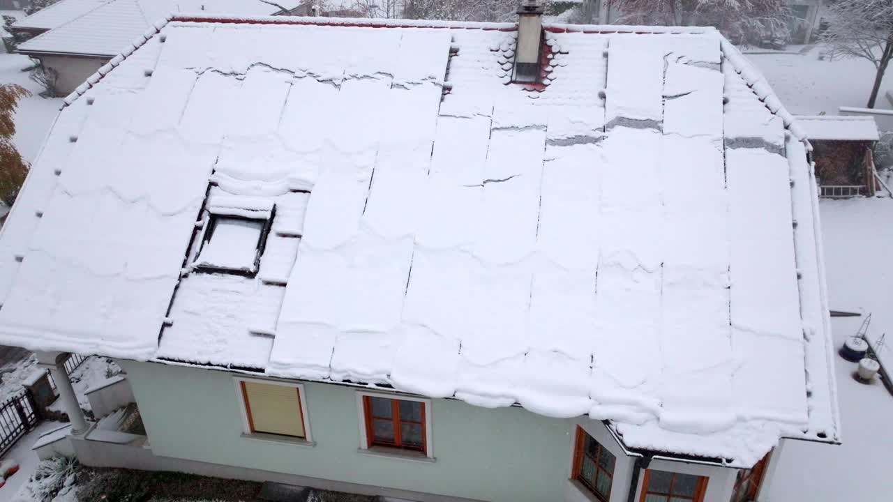 paneles solares en el techo de la casa cubierto de nieve en invierno