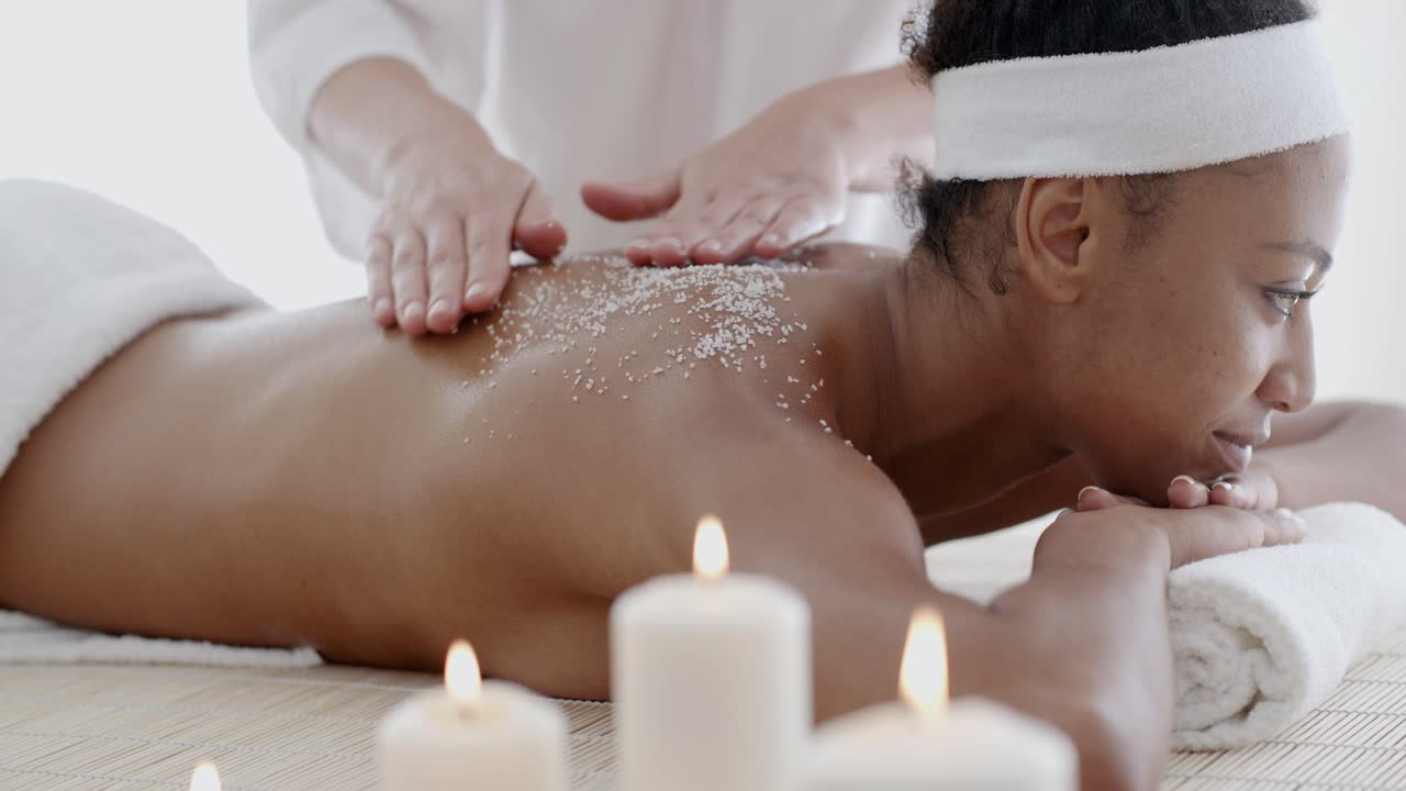 소금 스크럽 치료를 받는 여성