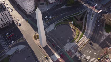 Aerial-view-of-national-historic-monument-and-icon-of-Buenos-Aires,-Obelisco-Obelisk