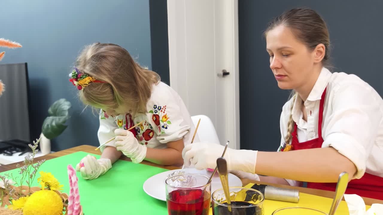 madre e hija decorando huevos de pascua