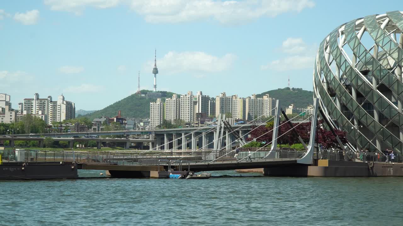 한국에서 인기 있는 인공 섬인 세빛섬과 함께 서울 한강에서 남산타워의 먼 전망