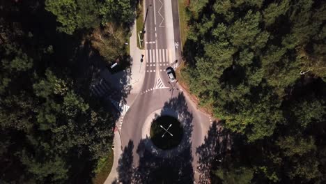 pequeña rotonda disparada desde el aire. camino en el bosque.4k coches conduciendo