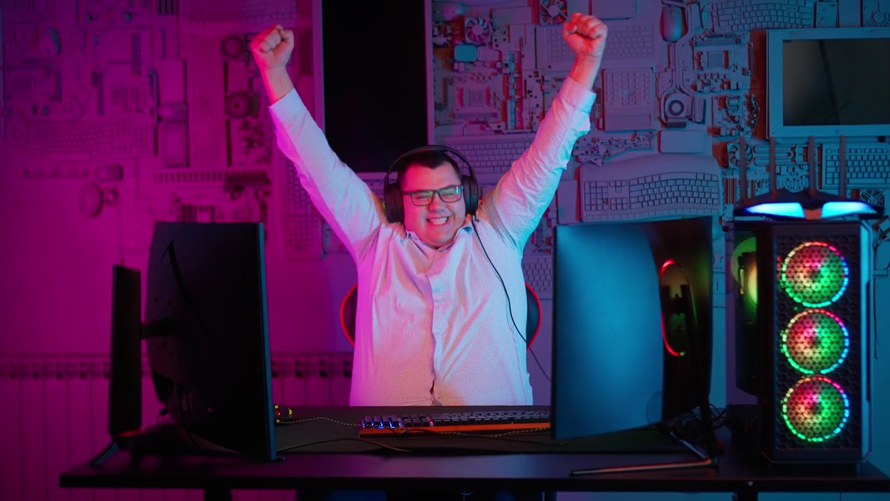 Gamer entusiasta che celebra la vittoria in una stanza illuminata al neon.