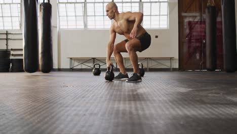 Colocar-Hombre-Caucásico-Trabajando-Con-Campana-En-El-Gimnasio