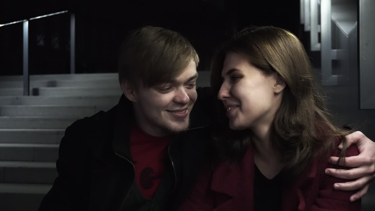 밤을 즐기고 있는 커플