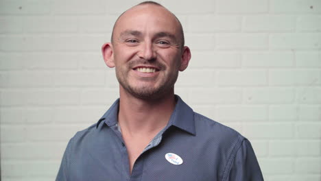 joven sonríe orgulloso de votar pegatina