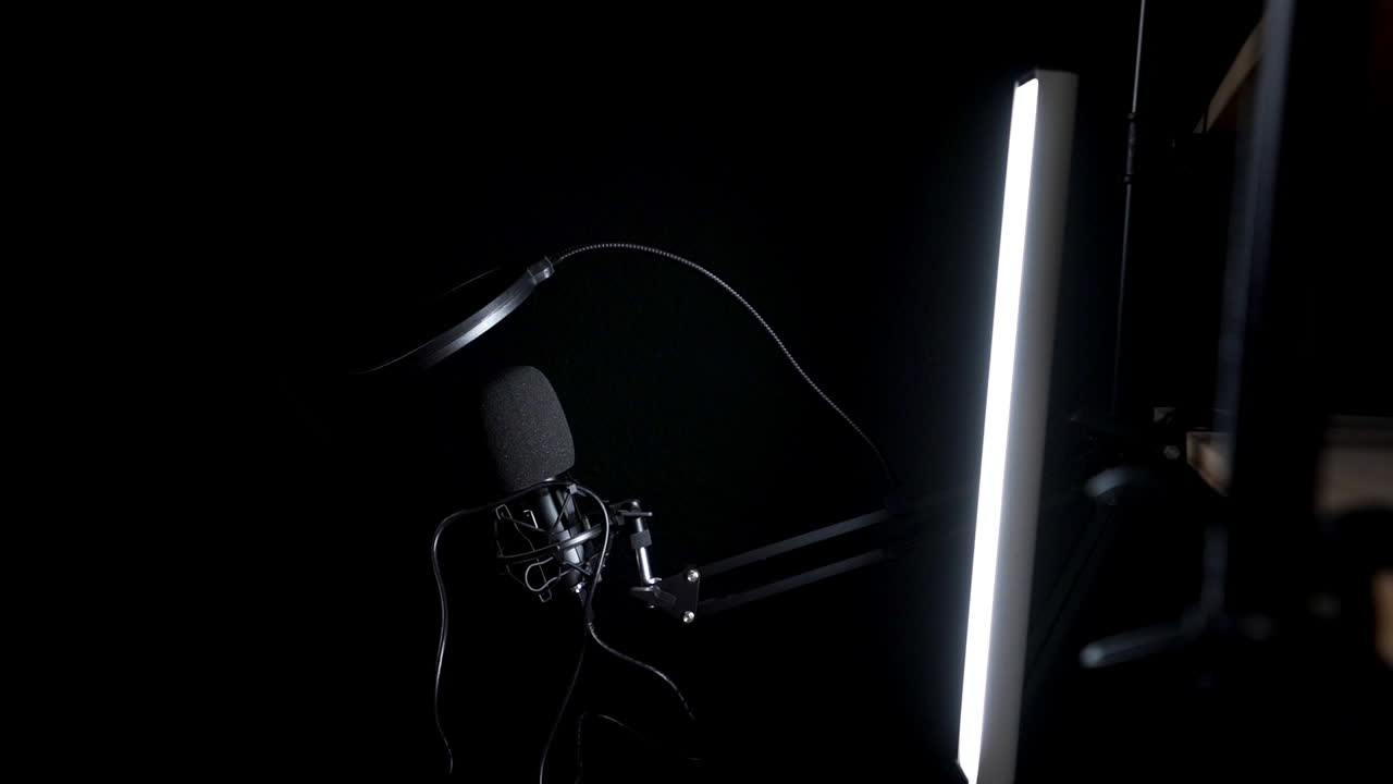 toma circular en cámara lenta del micrófono externo para entrevistas, fondo negro