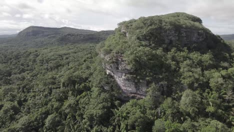 cerro azul, guaviare, colombia, parte superior de la cordillera de chiribiquete durante el día - toma aérea de drones