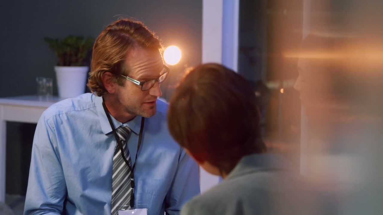 pessoas de negócios discutindo com cada um no escritório