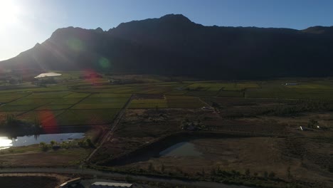 Vistas-Aéreas-De-Las-Montañas-Brandwaght,-Cerca-De-La-Ciudad-De-Worcester,-En-El-Valle-De-Breede,-En-El-Cabo-Occidental-De-Sudáfrica.