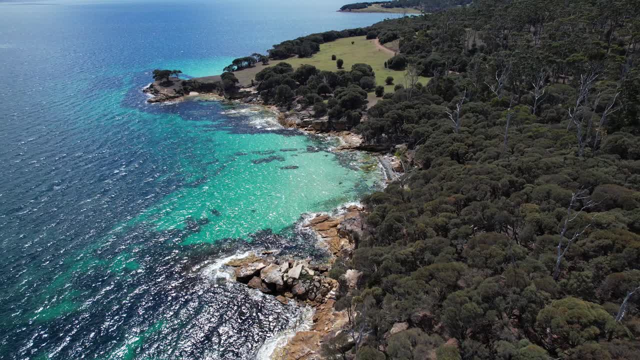 Malowane Klify, Maria Island, Tasmania, Australia za dnia – oddalenie z powietrza