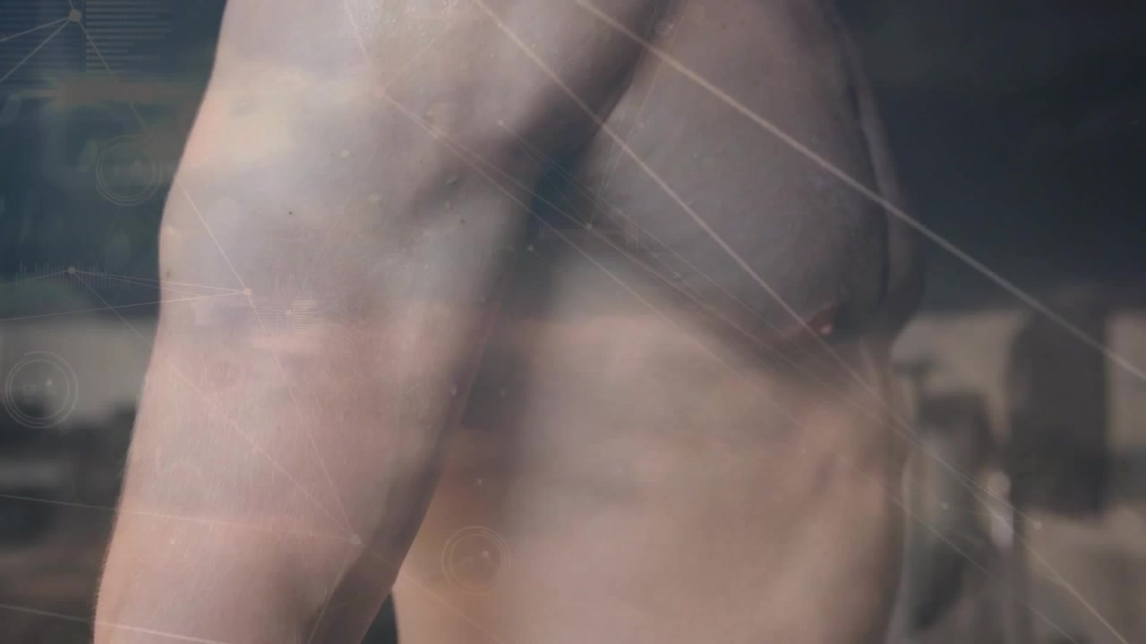 Uomo a torso nudo che ruota in palestra, la telecamera si allontana, HUD che analizza i muscoli, l'avambraccio dell'allenatore entra in scena.