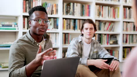 biblioteca, grupo de estudio y estudiante hombre