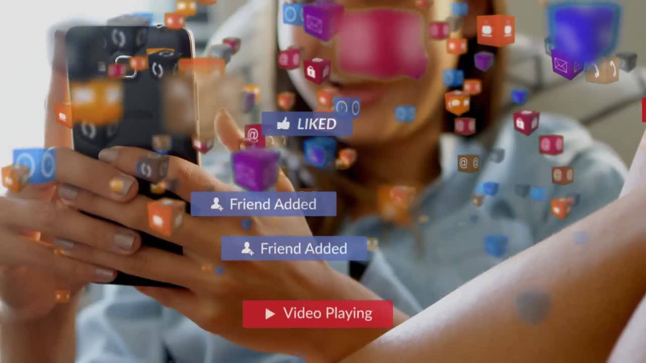 Animação de texto de mídia social em faixas com ícones digitais sobre mulher usando smartphone