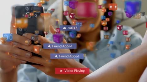 Animation-Von-Social-Media-Texten-Auf-Bannern-Mit-Digitalen-Symbolen-über-Einer-Frau,-Die-Ihr-Smartphone-Nutzt
