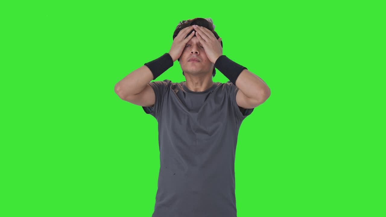 Uomo indiano felice che si prepara per l'esercizio su schermo verde