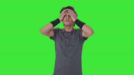 hombre indio feliz preparándose para el ejercicio pantalla verde