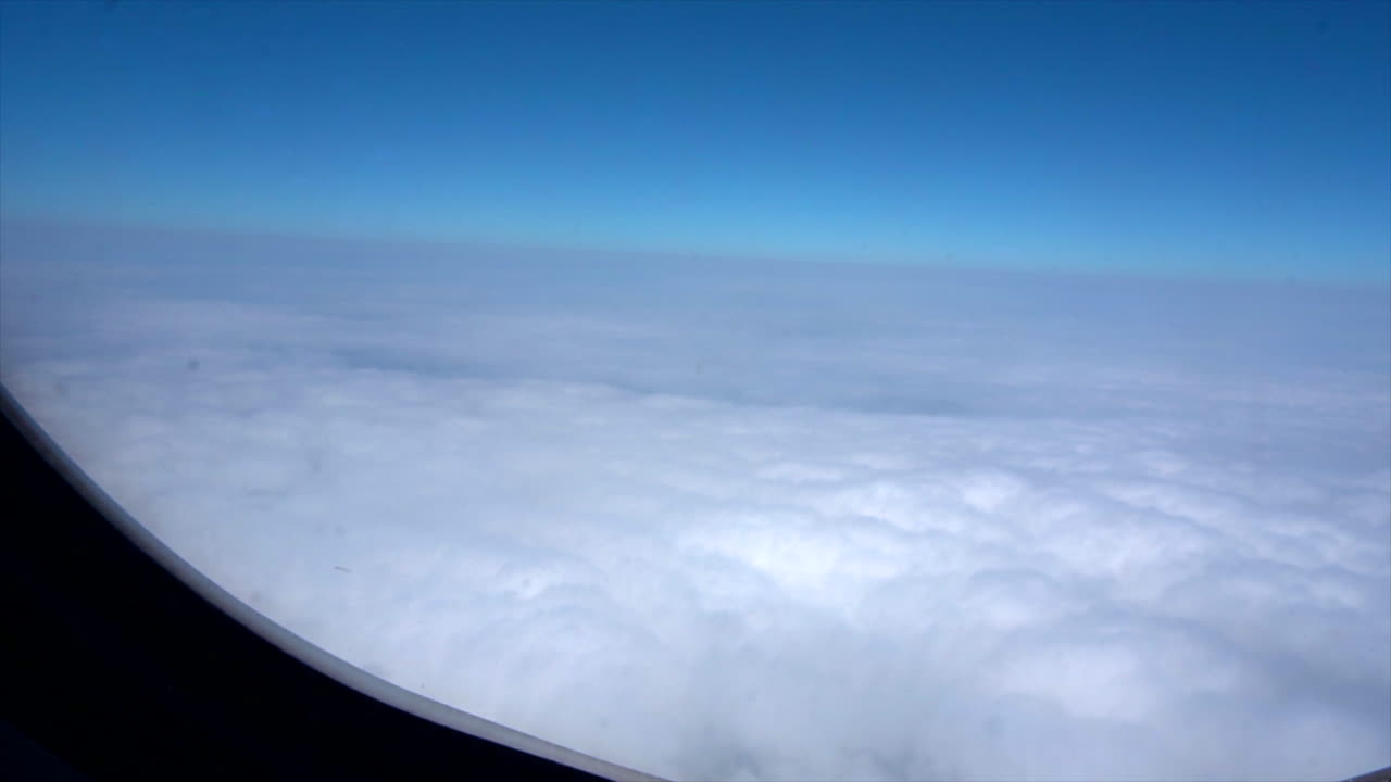 nubes mirando por la ventana del avión