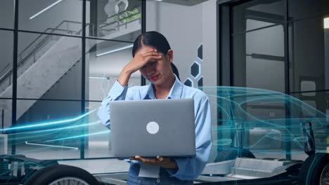 una mujer estresada por un proyecto de diseño de automóviles.